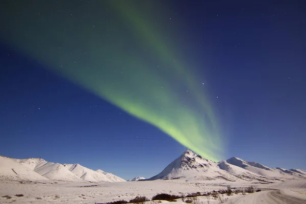 Aurora borealis au-dessus des montagnes d'Ogilvie — Photo
