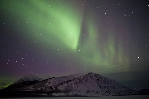 Aurora borealis над горным массивом — стоковое фото