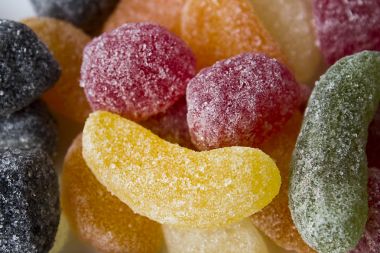 Bir yılan şeklinde gülümseme şekerler