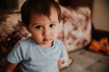 masum ve hüzünlü bakan çocuk