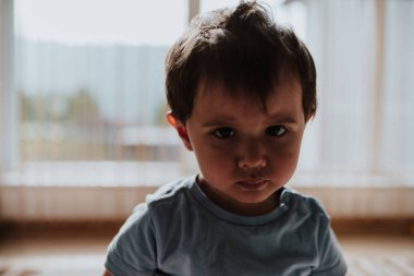 düşünceli çocuk yüz ifadesi