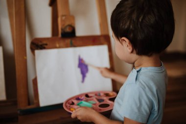 Bir resim çizim çocuk