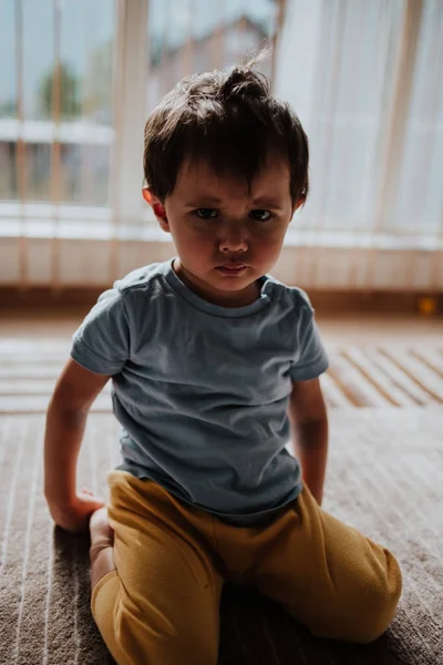 Сердитий вираз обличчя дитини — стокове фото