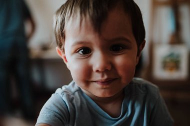 umut verici bir biçimde görünümlü yakışıklı