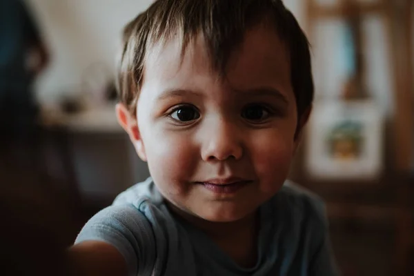 Hoopvol uitziende schattige jongen — Stockfoto