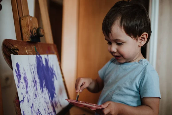 Bambino che disegna un quadro — Foto Stock