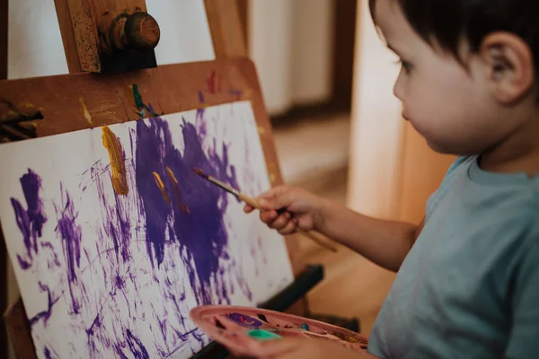 Bambino che disegna un quadro — Foto Stock