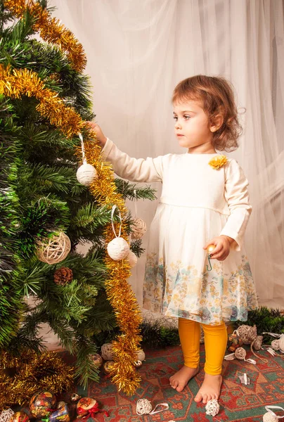 Küçük kız Noel ağacının yanında. — Stok fotoğraf
