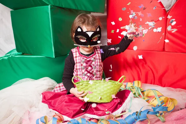 Maskeli kız stüdyoda portresi.