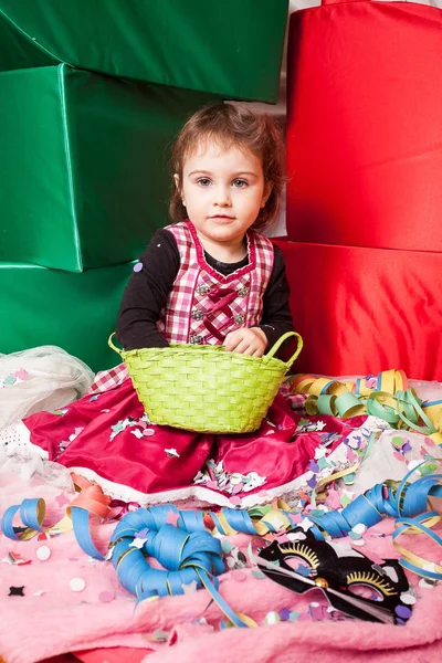 Portret van gemaskerde meisje in de studio. — Stockfoto