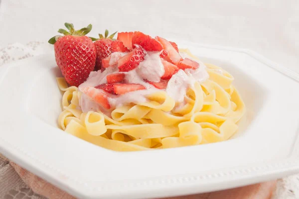 Pasta met aardbeien. — Stockfoto