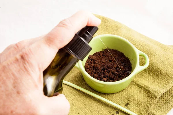 Exfoliante con café y aceite de oliva . —  Fotos de Stock