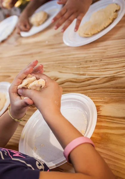 子供がパスタを作るためのパンを準備します。. — ストック写真