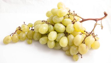 Beyaz arkaplanda bir demet üzüm.