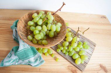 Rustik bileşiminde beyaz üzüm.