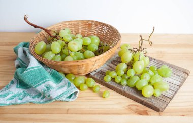 Rustik bileşiminde beyaz üzüm.