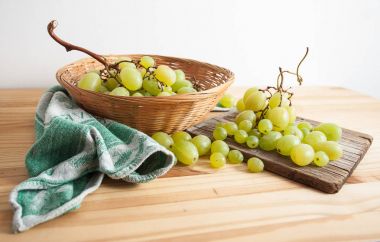 Rustik bileşiminde beyaz üzüm.