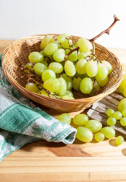 Rustik bileşiminde beyaz üzüm.