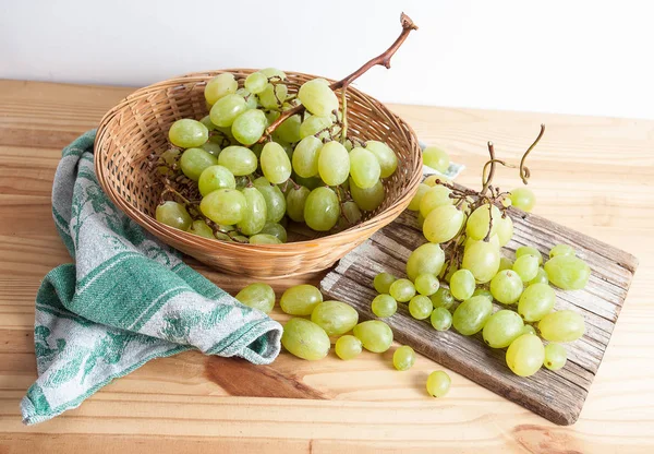 Rustik bileşiminde beyaz üzüm.