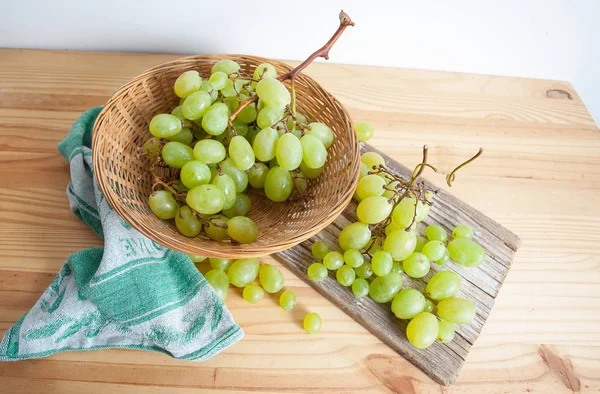 Rustik bileşiminde beyaz üzüm.