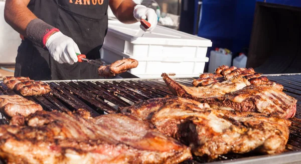 Comida de rua, carrinho de carne argentino . Fotos De Bancos De Imagens