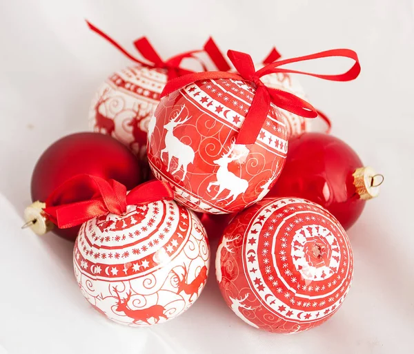 Röda och vita julgranskulor. — Stockfoto