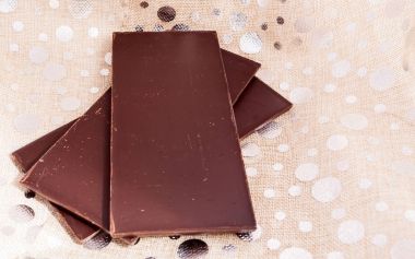 Karanlık tablet çikolatalar.