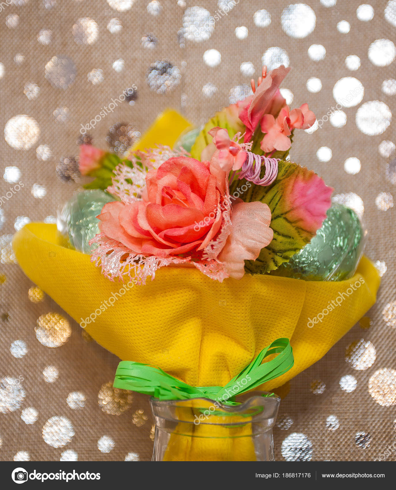 Bouquet De Fleurs De Tissu Avec Des œufs En Chocolat