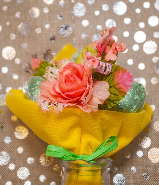 Букет тканевых цветов с шоколадными яйцами — стоковое фото
