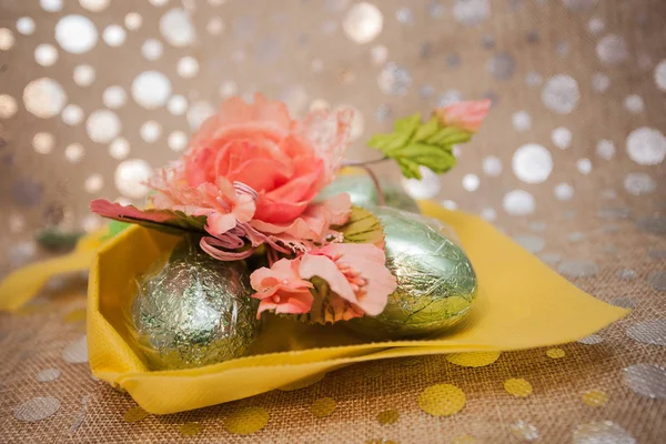 Bouquet de fleurs en tissu avec des œufs en chocolat — Photo