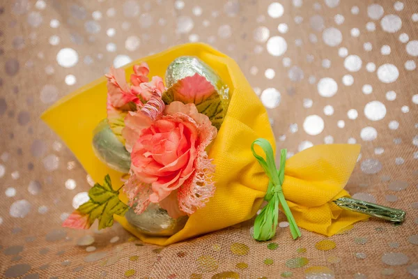 Bouquet di fiori di stoffa con uova di cioccolato — Foto Stock