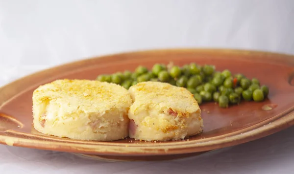 Dois Rissóis Batata Com Ervilha Bacon Enfeite Prato Peixe Fundo — Fotografia de Stock