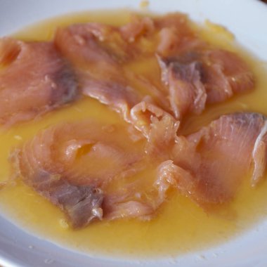 Norveç portakal suyu tütsülenmiş somon balığı, stüdyoda tarifin aşamaları..