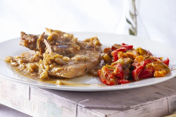 Pork Chops Leek Courgettes Peppers Pan Studio Flash Light White — Stock Photo, Image