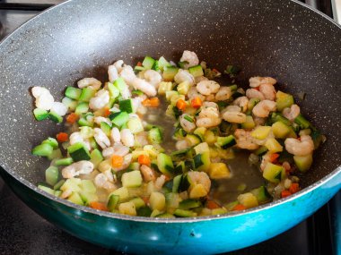 Yangında karides ve kabaklı bir yemek tarifi için sos.