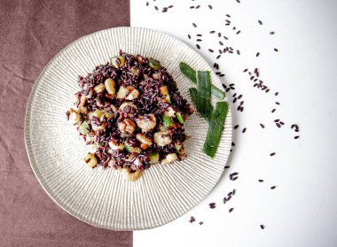 Zarif bir kompozisyonda karides ve kabaklı Venüs pirinç yemeği..