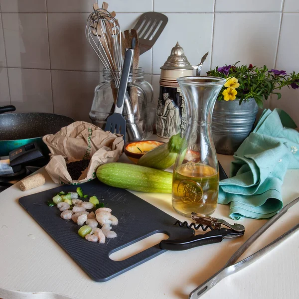 用虾仁和西葫芦烹调维纳斯米饭的配料 — 图库照片