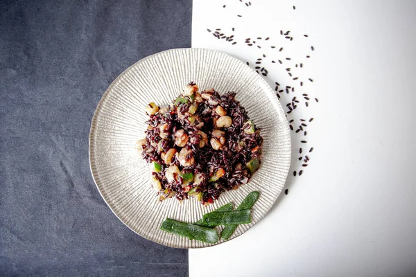 Zarif bir kompozisyonda karides ve kabaklı Venüs pirinç yemeği..