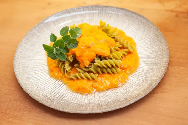 Fusilli Con Farina Piselli Salsa Peperoni Luce Naturale — Foto Stock