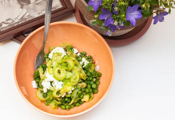 Espaguetis Calabacín Con Guisantes Ricotta Luz Natural Con Una Hermosa —  Fotos de Stock