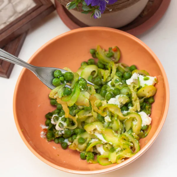 Spaghetti Zucchine Con Piselli Ricotta Alla Luce Naturale Con Una — Foto Stock