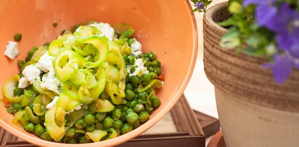 Spaghetti Zucchine Con Piselli Ricotta Alla Luce Naturale Con Una — Foto Stock