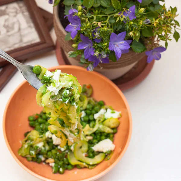 Spaghetti Zucchine Con Piselli Ricotta Alla Luce Naturale Con Una — Foto Stock