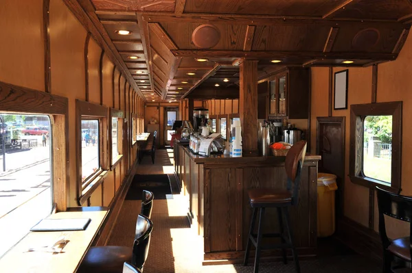 Yemek vagonu Royal Gorge Colorado geçmekte bir trende