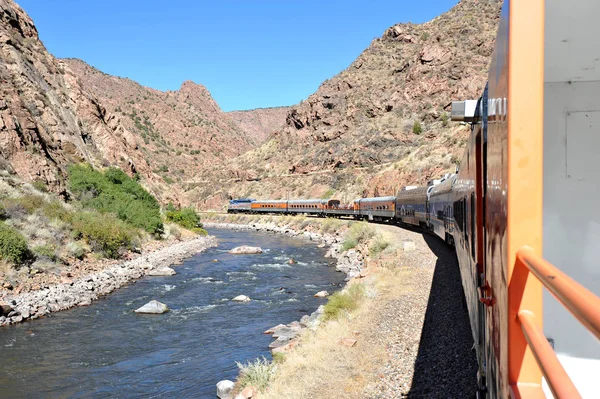Tren sigue río a través de la Garganta Real —  Fotos de Stock