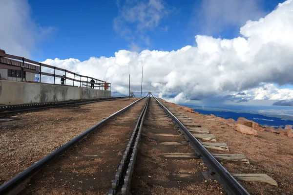 Train tracks end abruptly at the edge of a steep drop-off on top of Pikes Peak in the Colorado Rocky Mountains — Stock Photo, Image
