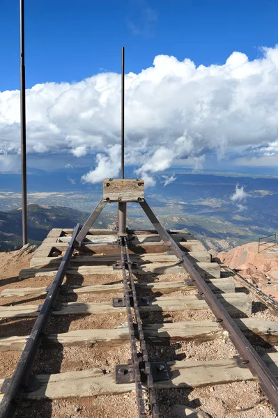 Train tracks end abruptly at the edge of a steep drop-off on top of Pikes Peak in the Colorado Rocky Mountains — Stock Photo, Image