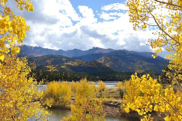 Pikes Peak and Crystal Resevoir — Stock Photo, Image