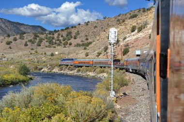 Turistler Dağları alarak Royal Gorge tren