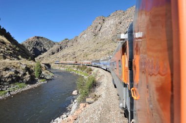 Turistler Dağları alarak Royal Gorge tren